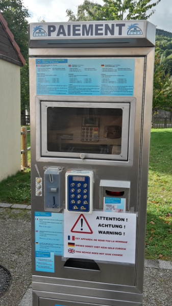 20161002_103037_Richtone(HDR).jpg - Der Parkscheinautomat am Eingang.