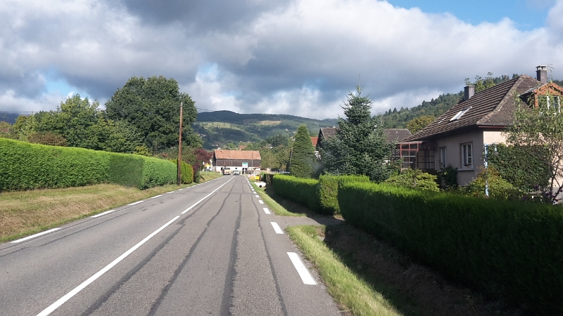 20161003_095203.jpg - ...nach Hause! Tja, wir sind früh dran und fahren spontan in die "falsche" Richtung. Wir wollen über den "Col de la Schlucht" in die Vogesen um auf der anderen Seite vom Berg um dann auf der Höhe von Strasbourg den eigentlich "Heimweg" anzutreten.