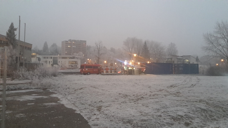 20161231_165538.jpg - Plötzlich kommt die "Tatütataa" hinter dem Stellplatz zum stehen und löscht einen brennenden Altkleidercontainer!