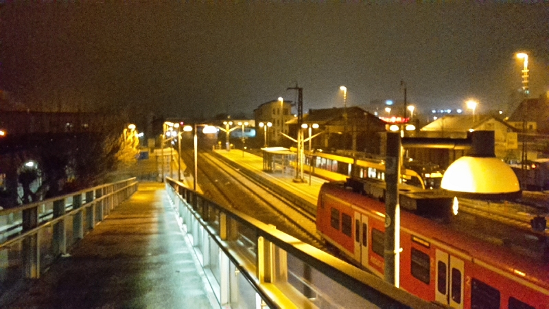 20161231_195109.jpg - Nach ca. 3 Minuten Fahrzeit kommen wir am Hauptbahnhof in Sinsheim an.Von hier sind es nur ein paar Schritte bis zum Stellplatz.