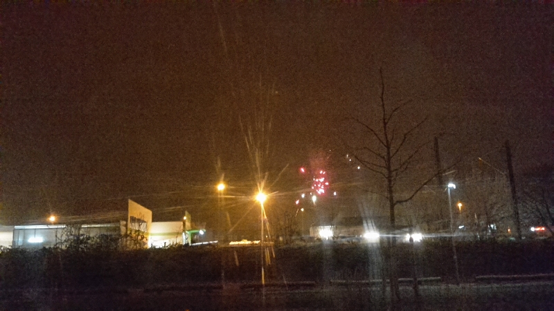 20170101_000704.jpg - Großartig unternehmen wollen wir beide nichts, Raketen und Böller kaufen wir sowie keine und so schauen wir uns aus dem Heckfenster das "Feuerwerk" an.