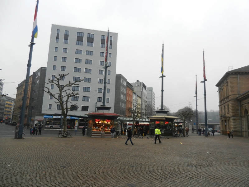 DSCN6654.JPG - Nun wollen wir uns die Stadt genauer ansehen und befinden uns jetzt am Bahnhof.