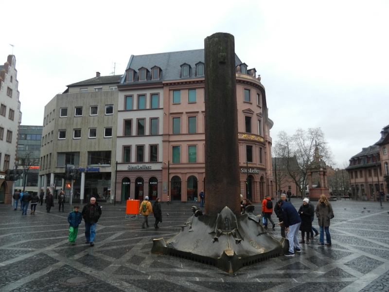 DSCN6695.JPG - Vor dem Dom steht eine Heunensäule.