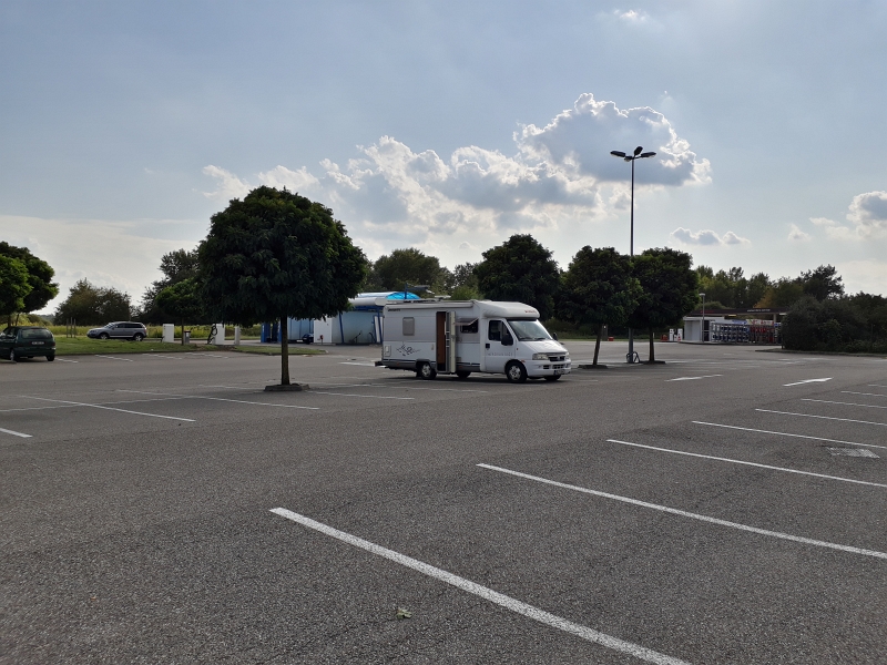 20170901_171352.jpg - Direkt hinter der Grenze machen wir (wie so oft!) am Carrefour Scheibenhardt (bei Lauterbourg) halt und füllen den Kühlschrank und den Weinkeller.