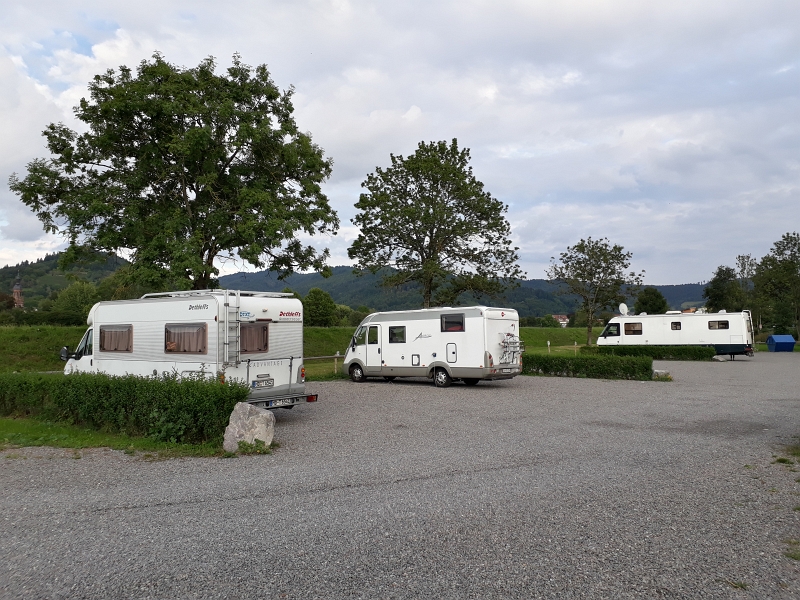 20170901_182822.jpg - Kurze Zeit später kommen wir auf dem Stellplatz in Gengenbach an!Der Platz gefällt uns ganz gut und die Stadt soll wunderschön sein. Also verbringen wir das Wochenende einfach hier!