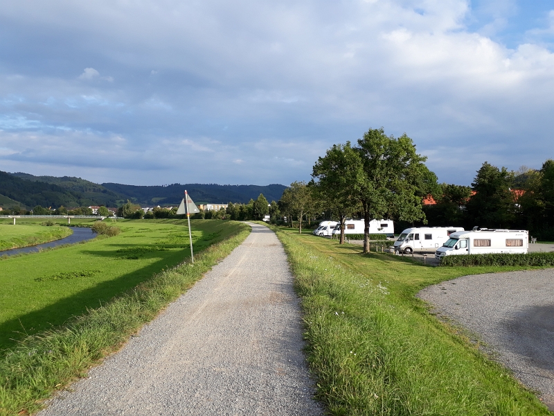 20170901_183613.jpg - Der Stellplatz liegt hinter einem Hochwasserschutzdamm an der Kinzig.Hinten links im Bild kann man die Fußgängerbrücke erkennen, über die man in 5min. die Stadt erreicht.