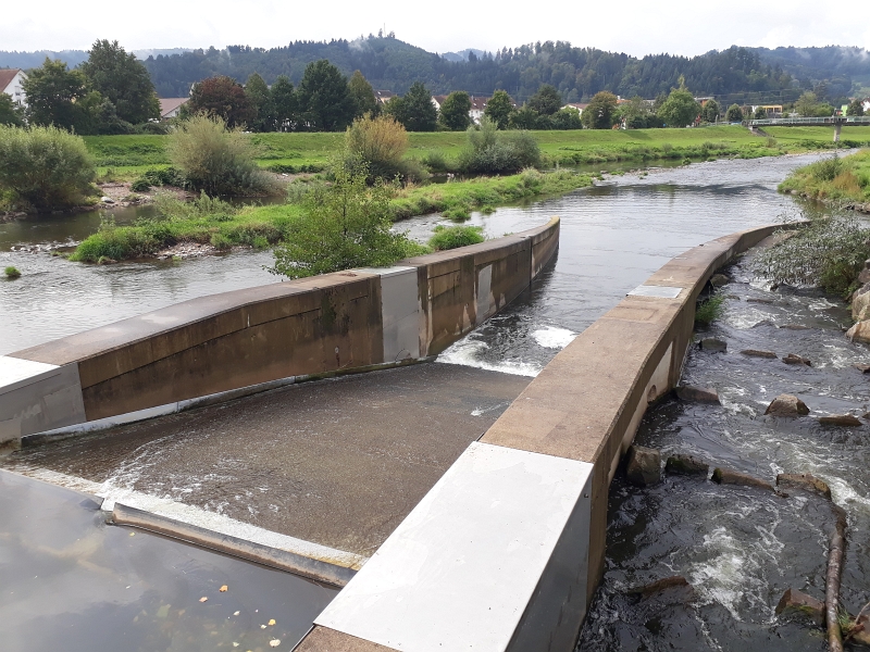 20170902_121053.jpg - Zunächst kommen wir an ein kleines Wasserkraftwerk mit einer Fischtreppe.