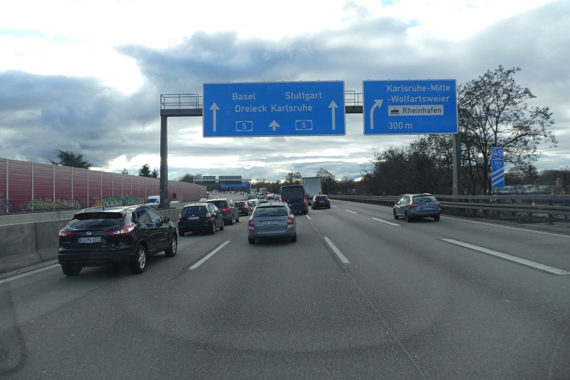 P1010040.JPG - Wir wollen nach Rastatt und fahren hierzu mutig auf die A5 in Richtung Basel! Wir können es kaum fassen und kommen bis auf einen kleinen "stockenden Verkehr" bei Karlsruhe recht zügig durch! :-)