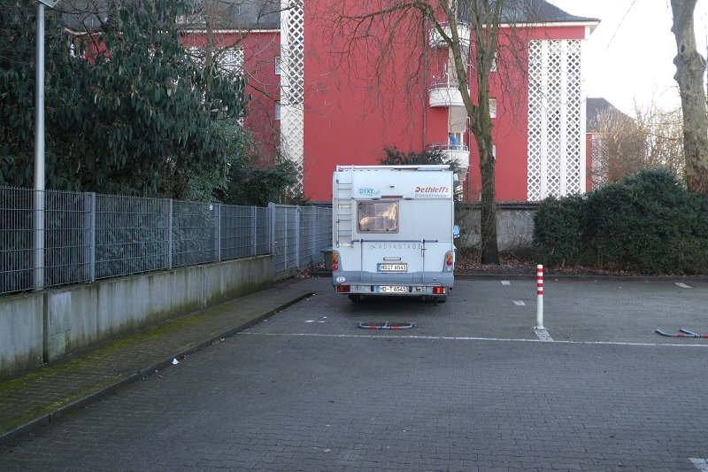 P1010043.JPG - Zack und schon stehen wir auf dem Stellplatz in Rastatt am Alohra-Bad. Der Platz ist nichts besonderes, kostet €5 pro Nacht und verfügt über eine V/E-Anlage. Strom gibt es vom Automaten (€1,00 für 6Std).