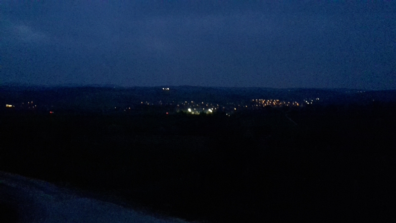 20170407_203837_Richtone(HDR).jpg - Der Ausblick vom Stellplatz.Huch, es ist ja schon dunkel!?!?