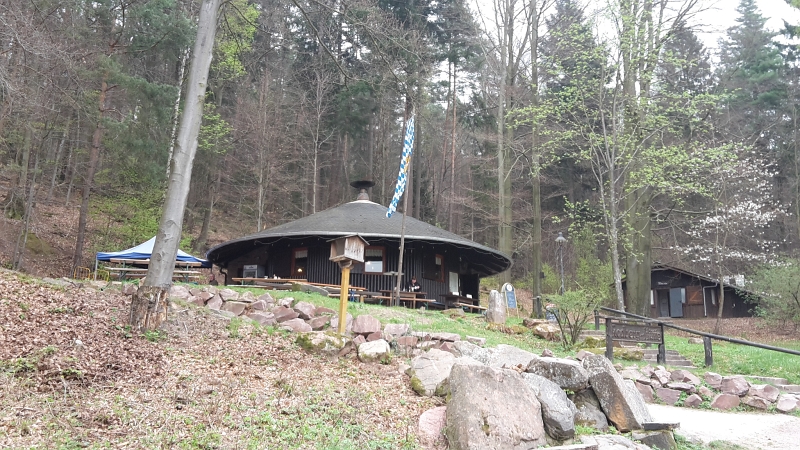 20170408_130002.jpg - "Auf dem Berg" angekommen entdecken wir eine bewirtschaftete Hütte!