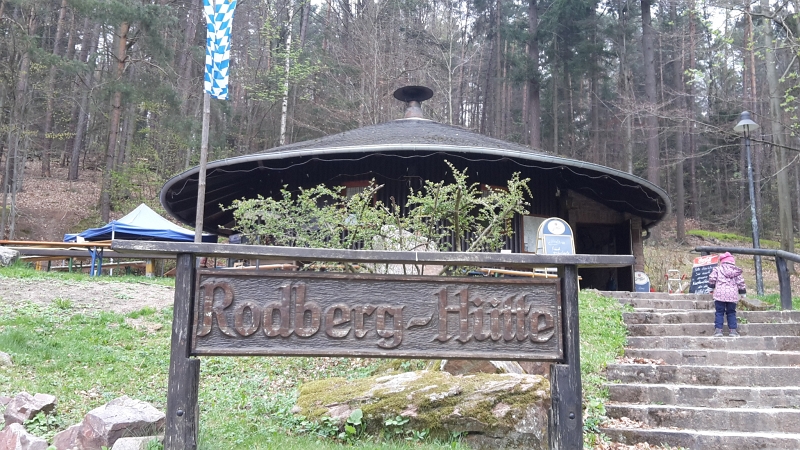 20170408_130042.jpg - Aha, es handelt sich um die Rodberg-Hütte!