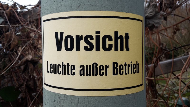 20170211_121410.jpg - Hmmm... Ich kenne echt viele Leuchten, die außer Betrieb sind aber das ist die erste mit Warnschild! ;-)