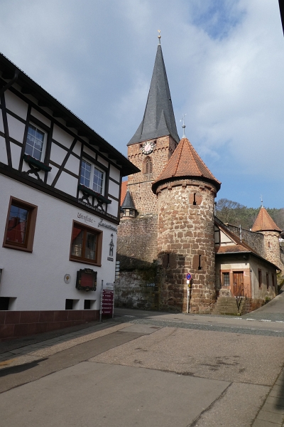 P1010183.JPG - Zunächst laufen wir in den schönen Ort Dörrenbach.