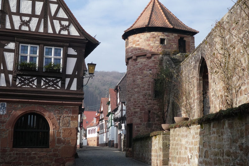 P1010188.JPG - Wir schauen uns die Wehrkirche und das Ratshaus (links im Bild) etwas genauer an!