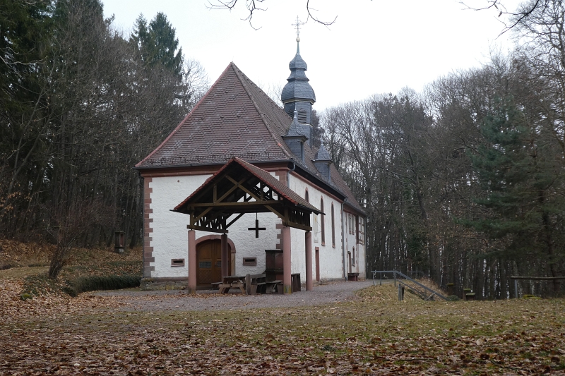 P1010200.JPG - An der Kolmerberg-Kapelle angekommen.