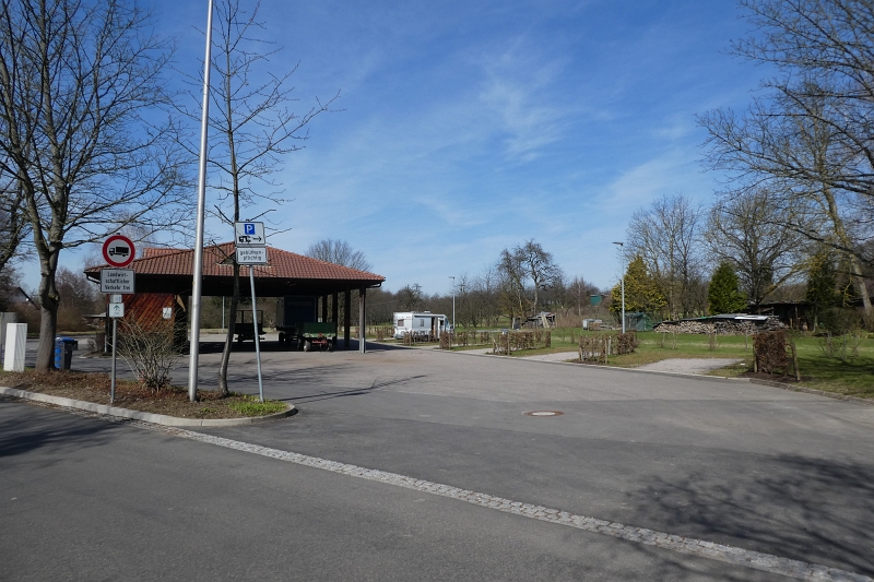 P1020399.JPG - Der Stellplatz im Überblick. Das Gelände dient ab und an als Obstsammelstelle, daher kann es dann in jener Zeit zu "Belästigungen" kommen. Ansonsten ist der Platz echt super!