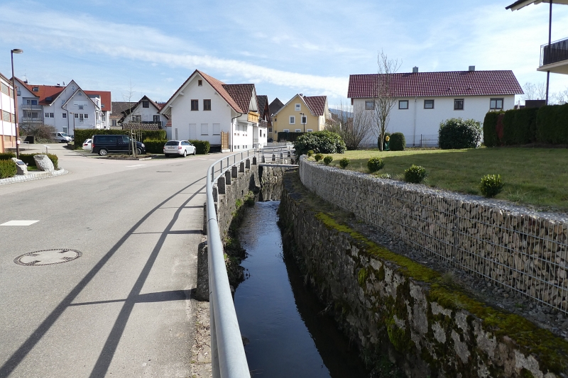 P1020418.JPG - Wir wollen eine kleine Wanderung machen und laufen zunächst in den Ort Ulm um die Speisekarte vom Brauhaus zu studieren. :-)