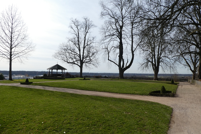 P1020463.JPG - Oben auf dem Schloßberg besuchen wir den Grimmelshausen-Park