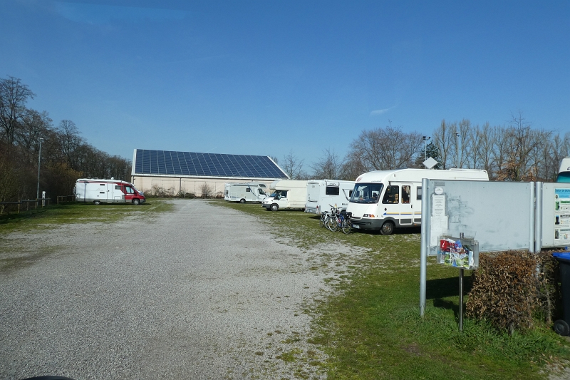 P1020491.JPG - Der Stellplatz an der Rench in der Ortsmitte sieht schonmal nicht soo schlecht aus!