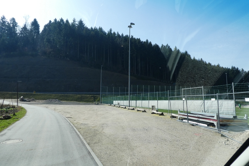 P1020520.JPG - Sieht irgendwie noch nach Baustelle aus. Hinzu kommt die Straße die direkt daneben verläuft!? Trifft nicht so ganz unseren Geschmack!