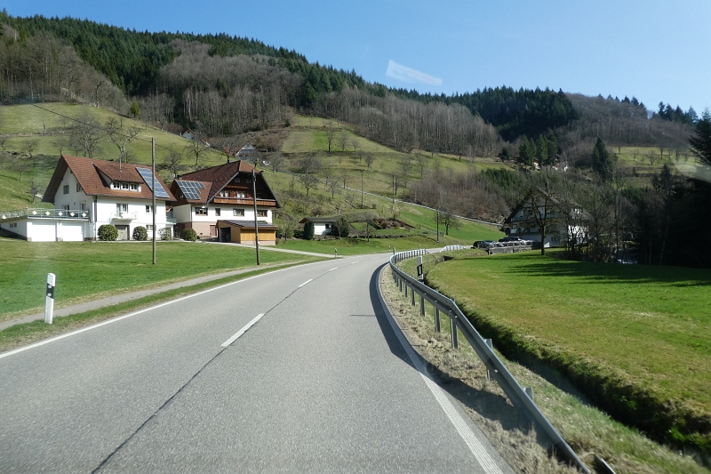 P1020532.JPG - So nun machen wir uns auf den Heimweg... Naja, fast... Wir wollen das schöne Wetter nutzen und über die Schwarzwaldhochstraße und Baden-Baden nach Hause fahren.