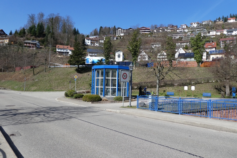 P1020536.JPG - In Bad Peterstal-Griesbach machen wir an einem Mineralwasserbrunnen von Peterstaler halt und füllen 'ne Flasche ab.