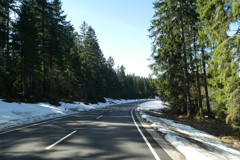 P1020561.JPG - Oben angekommen liegt sogar noch relativ viel Schnee!