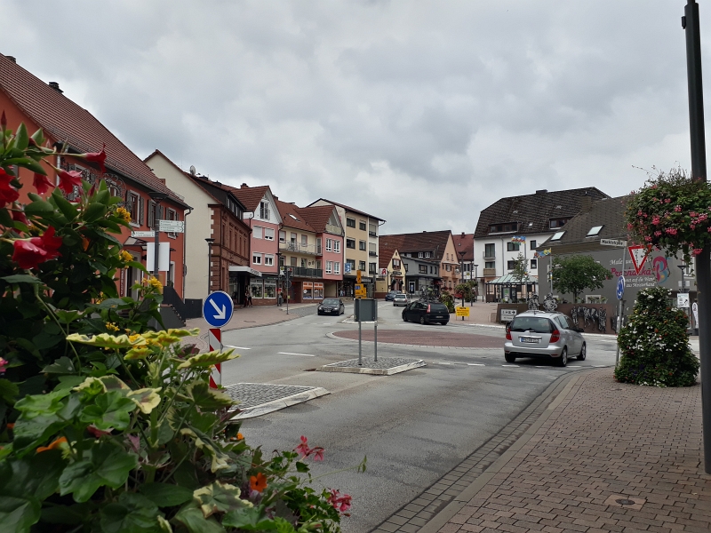 20170812_114644.jpg - Momentan ist hier im Ort sehr viel Verkehr, da die naheliegende B10 von Pirmasens nach Landau gesperrt ist und hier durch den Ort umgeleitet wird.