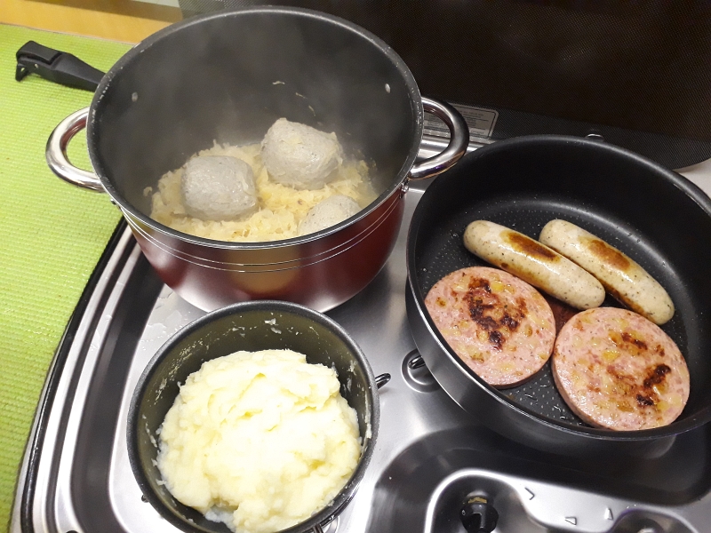 20171216_175731.jpg - Am Abend bereite ich einen "Pfälzer Teller" vor.Leberknödel, Saumagen, Bratwürste, Sauerkraut und Kartoffelpüüüü!