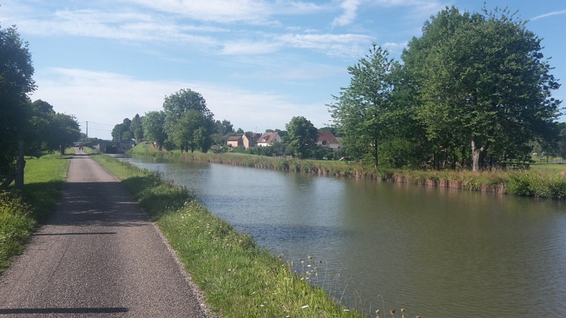 20170729_094833.jpg - Am nächsten Tag machen wir eine Radtour entlang des "Canal des Houillères de la Sarre" bzw. des "Saar-Kohlen-Kanals".