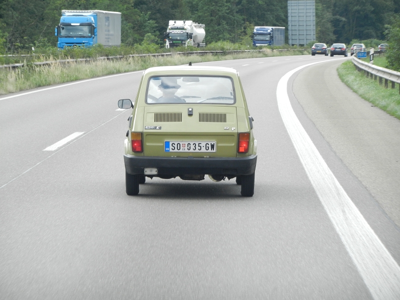DSCN1110.JPG - Vor uns taucht ein Fiat 126 Linzenznachbau von Zastava aus Serbien auf. Es hat sogar ein serbisches Kennzeichen! :-)