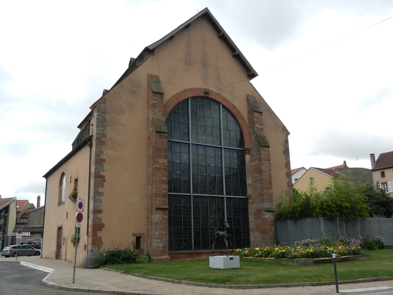 DSCN1184.JPG - Das Kirchenfenster "La Paix" von Marc Chagall ist wohl eines der "Sehenswürdigkeiten" der Stadt.