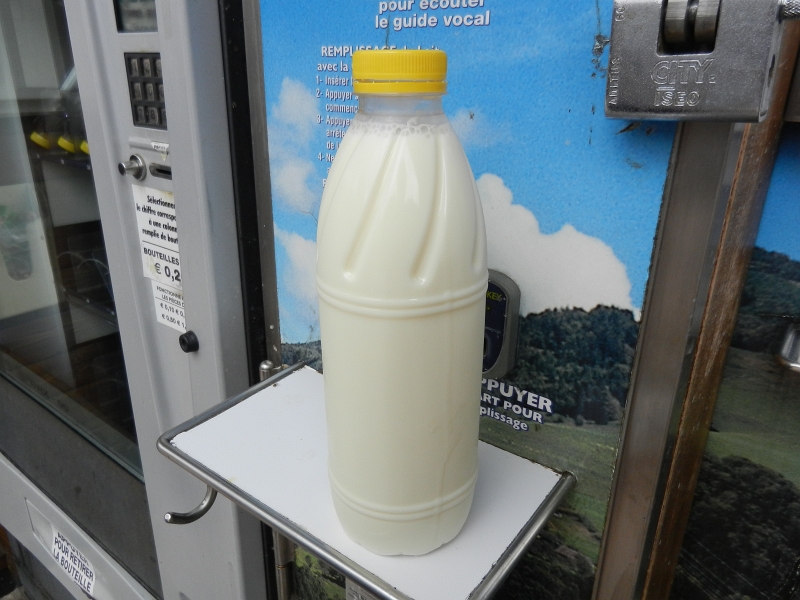 DSCN1186.JPG - ...wo wir uns für einen Euro 'ne Flasche frische Milch zapfen!