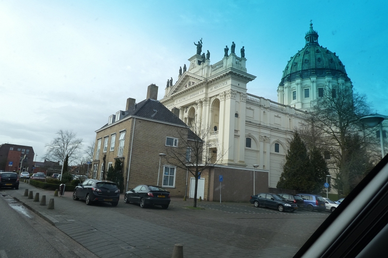 P1010642.JPG - In Oudenbosch staunen wir über den gewaltigen Dom, der eine verkleinerte Kopie vom Petersdom in Rom sein soll.