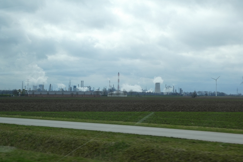 P1020145.JPG - Wir dachten immer, "unsere" BASF in Ludwigshafen ist groß und hässlich! Die BASF in Antwerpen schlägt dies um längen!!!