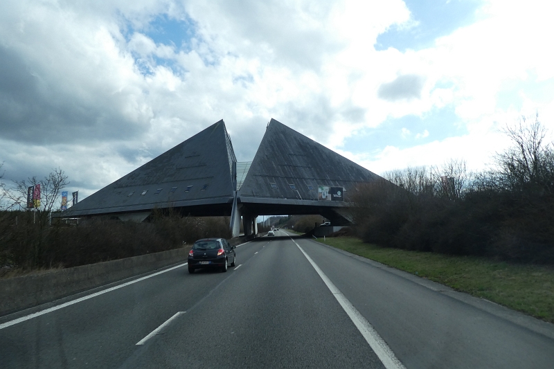 P1020181.JPG - ...trotzdem kommen wir recht gut vorran!Diese Pyramide ist übrigens eine Autobahnraststätte.