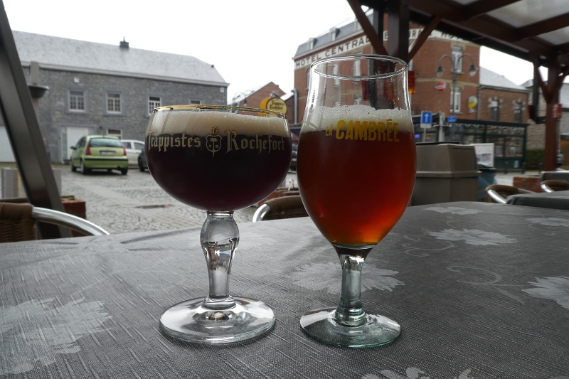 P1020245.JPG - Natürlich lassen wir uns auch nieder um belgisches Bier...