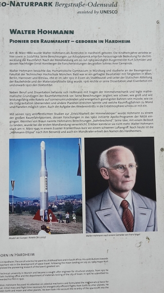 20170401_155236.jpg - Wie versprochen kommen wir nun zum Walter Hohmann, der hier in Hardheim geboren ist.Er ist ein Pionier der Raumfahrt, weßhalb hier das Modell der Ariane V aufgestellt wurde.