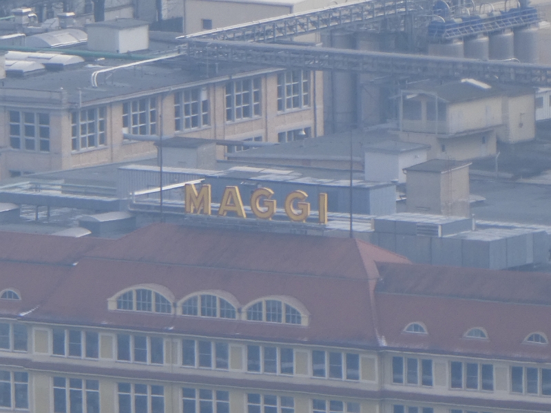 P1080720.JPG - Von hier oben erkennen wir auch das "Maggi-Werk"! Jaja ihr lieben Saarländer, Maggi stammt aus Baden-Württemberg bzw. Singen. ;-) Hier wurde 1887 das erste mal Maggi in die berühmten Fläschchen abgefüllt.
