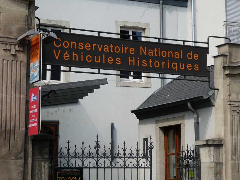 P1000436.JPG - ...befindet sich das Automuseum.Es handelt sich um das "Conservatoire National de Véhicules Historiques"