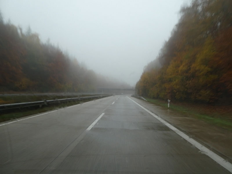 P1040006.JPG - In der Eifel kommt zum Regen auch noch Nebel dazu. :-(