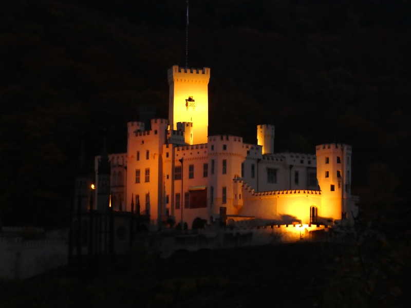 P1040080.JPG - Wow, Abends ist das Schloss Stolzenfels wunderschön beleuchtet.