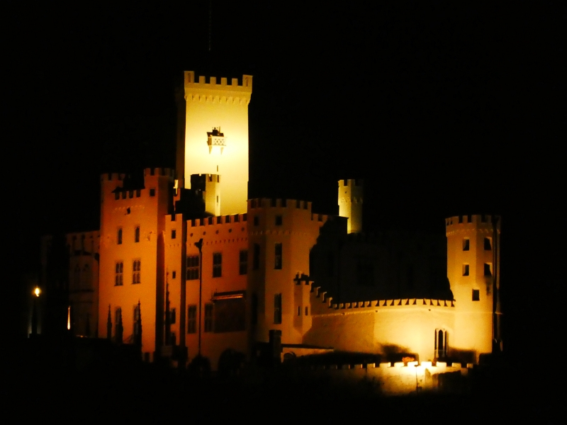 P1040130.JPG - Hmmm? Gestern hab ich doch schonmal fast das selbe Bild gemacht!Egal, im dunkeln sieht das Schloss Stolzenfels jedenfalls echt schön aus.