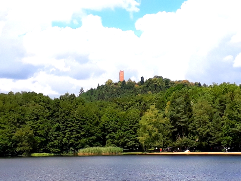 20180811_121702.jpg - Hinter dem See kann man die Burg Waldeck erkennen, die wir heute u.a. auf einer Wanderung besuchen wollen.