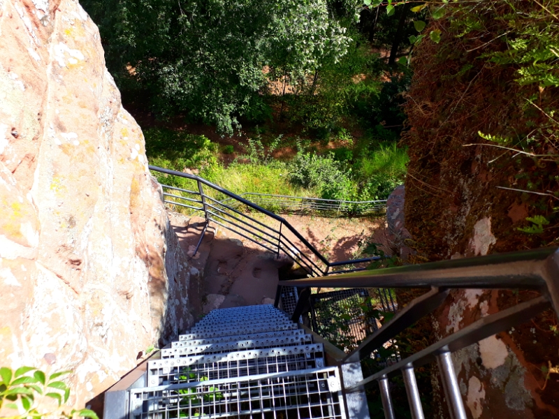 20180811_144023.jpg - Es geht über teils sehr steile Leitern/Treppen nach oben.