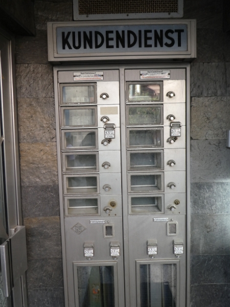 P1030228.JPG - An der Tourist-Info haben wir diesen "Kundendienst-Automaten" entdeckt.