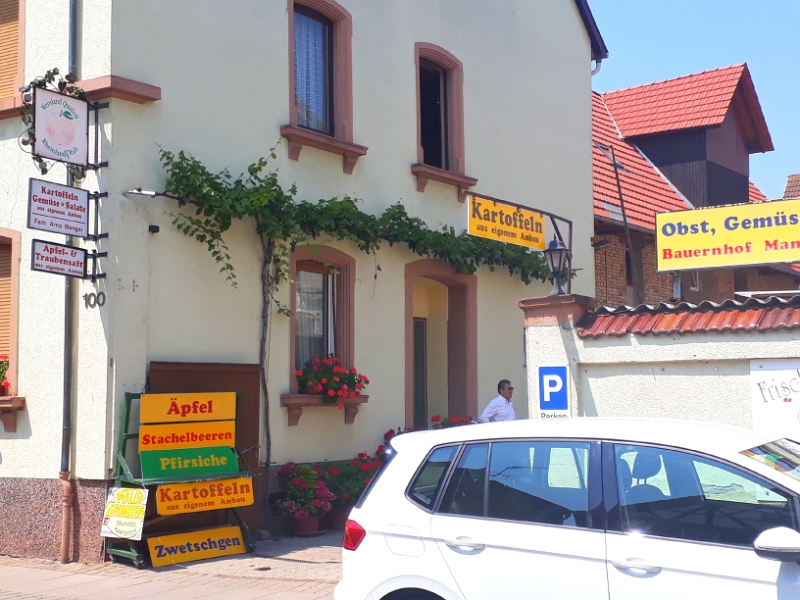 20180715_133101.jpg - In Schwegenheim machen wir an einem "Grumbeerdealer" halt und versorgen uns mit frischem Gemüse.