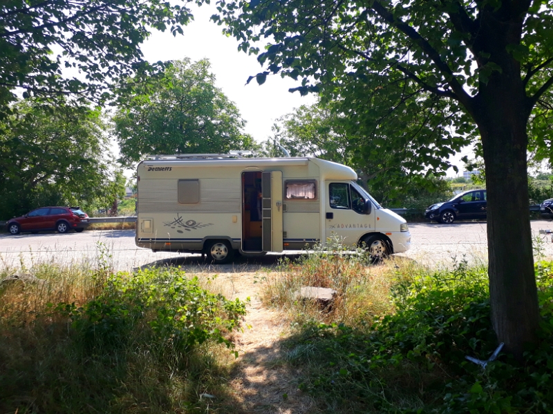 20180715_135642.jpg - In Speyer am Rhein gönnen wir uns im Schatten ein Eis.