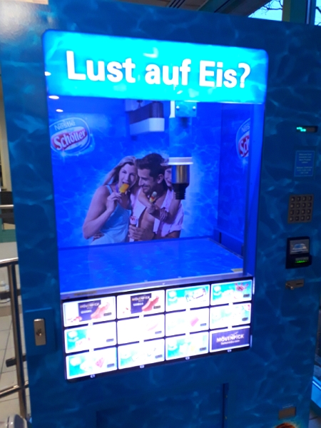 20181214_162347.jpg - Im Schwimmbad muss man sich anmelden! Hier finden wir einen Eis-Automaten... Eis?Laut Wetterbericht soll es morgen Eisregen bzw. Schnee geben. :-(